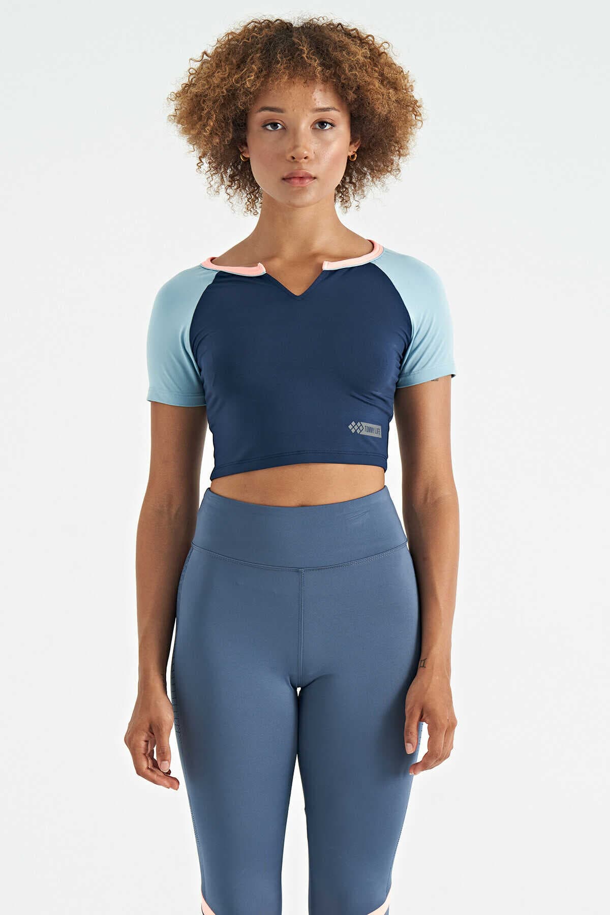 Tommylife Toptan İndigo Renk Bloklu Logo Baskılı O Yaka Dar Kalıp Kadın Crop T-Shirt - 97270 - İNDİGO