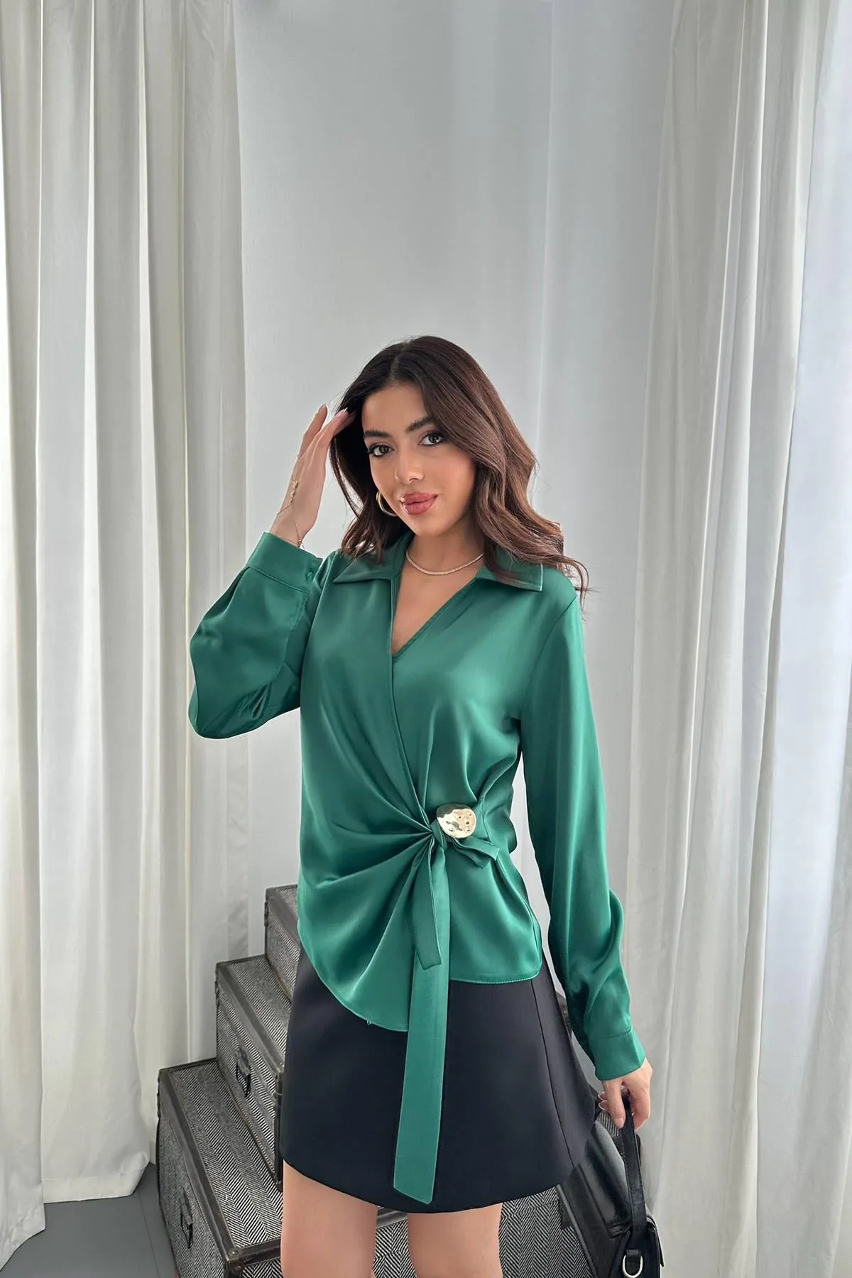 Yeşil Düğme Detaylı Saten Bluz - Yeşil